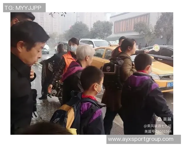 浓眉哥化身孩子王乐高积木传递快乐与创意心有大爱温暖每一个小朋友