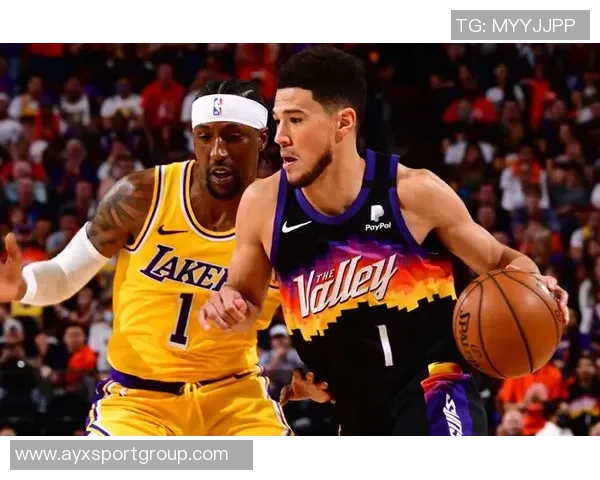 布克上半场表现出色却因伤退场10分钟内贡献11分2篮板3助攻